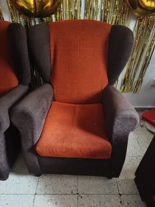 Sofá de tela marrón y naranja