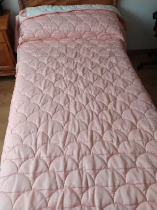Colcha rosa con diseño de conchas
