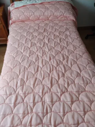Colcha rosa con diseño de conchas