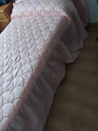 Colcha rosa con diseño de conchas