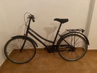 Bicicleta clásica negra con óxido.