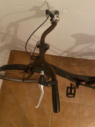 Bicicleta clásica negra con óxido.