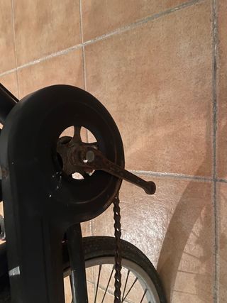 Bicicleta clásica negra con óxido.