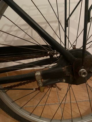 Bicicleta clásica negra con óxido.