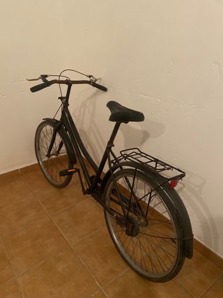 Bicicleta clásica negra con óxido.