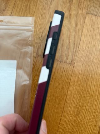 Funda iPhone 16 Pro Rayas Burdeos y Blanca