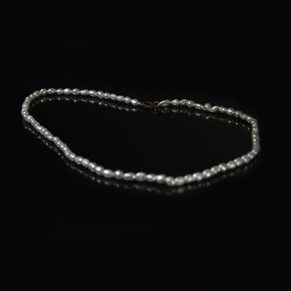 Collar Perlas Ovaladas Blancas Cierre Oro