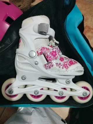 Patines en línea blancos con flores rosas
