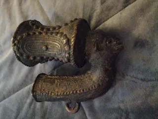 Antiguo objeto africano decorativo