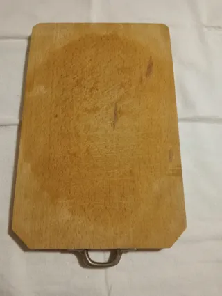 Tagliere in legno con manico in metallo