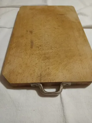 Tagliere in legno con manico in metallo