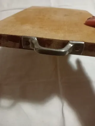 Tagliere in legno con manico in metallo