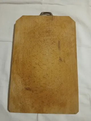 Tagliere in legno con manico in metallo