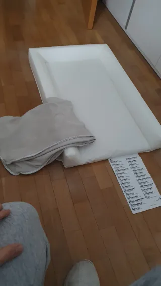 Cambiador de bebé blanco con funda