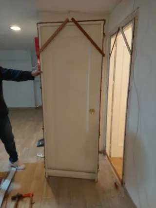 7 Puertas Madera Blancas, abren a izquiera