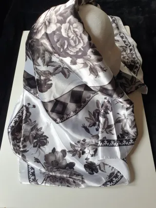 Pañuelo floral blanco y negro