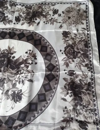 Pañuelo floral blanco y negro