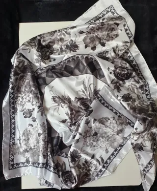 Pañuelo floral blanco y negro