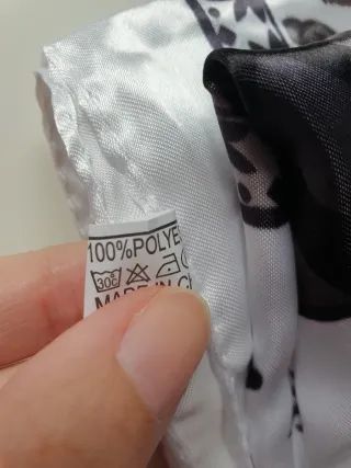 Pañuelo floral blanco y negro