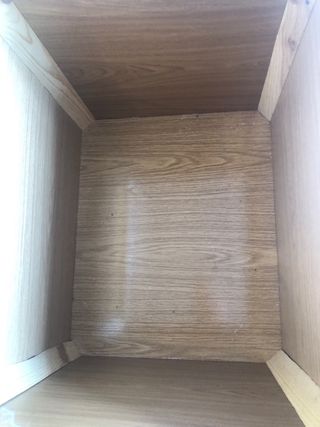 Cesto de mimbre y formica