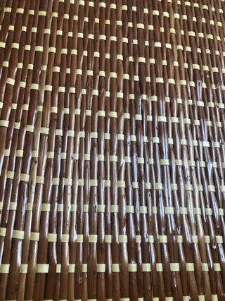 Cesto de mimbre y formica