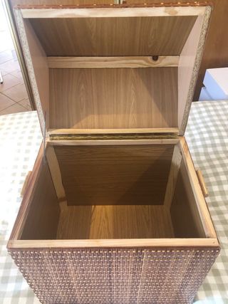 Cesto de mimbre y formica