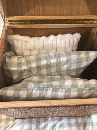 Cesto de mimbre y formica