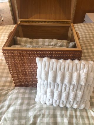 Cesto de mimbre y formica