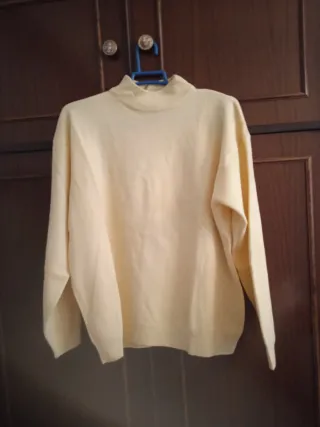 Jersey lana merina cuello alto amarillo