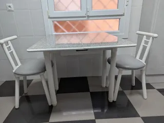 Mesa de cocina y 2 sillas