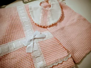 Arrullo rosa con pechito y saquito