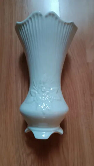 Jarrón de cerámica blanco con flores