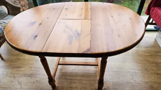 Mesa redonda extensible de madera. Con 4 sillas.