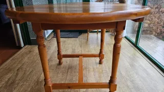 Mesa redonda extensible de madera. Con 4 sillas.