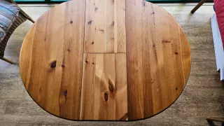 Mesa redonda extensible de madera. Con 4 sillas.