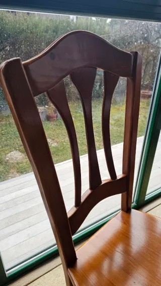 Mesa redonda extensible de madera. Con 4 sillas.