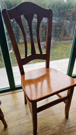 Mesa redonda extensible de madera. Con 4 sillas.