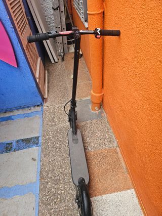 Patinete eléctrico negro, marca Xiomi, incluye car