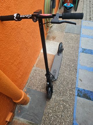 Patinete eléctrico negro, marca Xiomi, incluye car