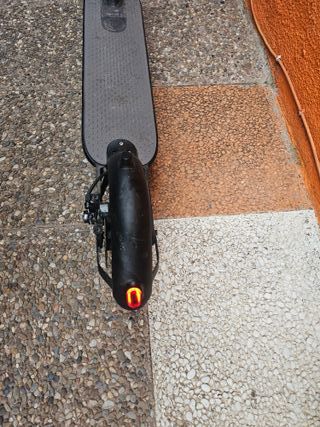Patinete eléctrico negro, marca Xiomi, incluye car