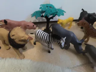 Bote con animales de juguete