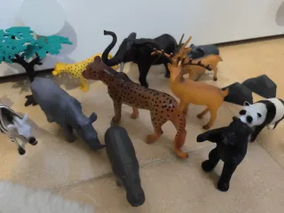 Bote con animales de juguete