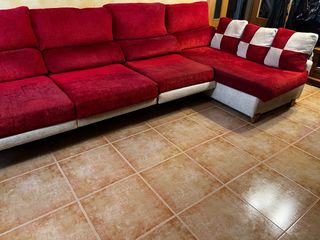 Sofá Cheslong Rojo y Beige buen estado.