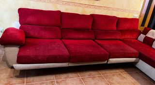 Sofá Cheslong Rojo y Beige buen estado.