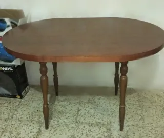 Mesa ovalada de madera