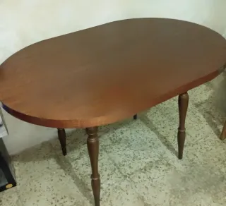 Mesa ovalada de madera