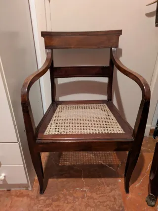 Silla antigua de madera y ratán