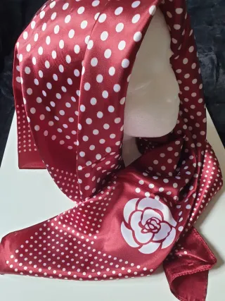 Pañuelo granate con lunares