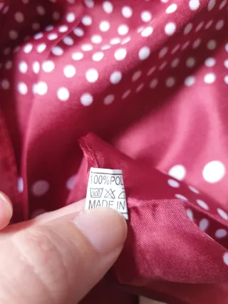 Pañuelo granate con lunares