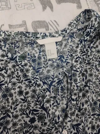 Camisa floral azul y blanca